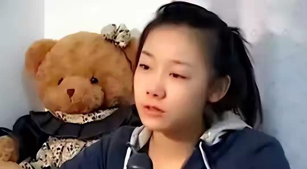 人大女生裸身受访，直面争议：勇敢还是疯狂？

2011年，她全裸接受记者采访，并