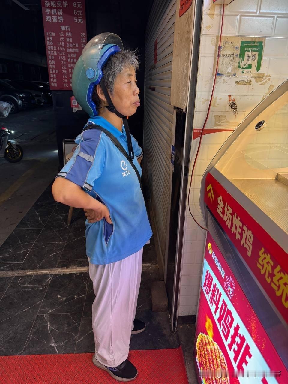 浙江杭州的这个老人今年58岁了，58岁估计快退休了吧，拿着退休金之后加入了外卖大