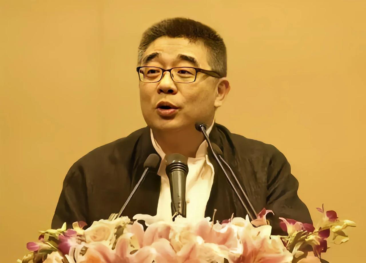复旦大学教授钱文忠强调，我们当前的社会面临着严峻的问题。这些问题已严重到使那些诚