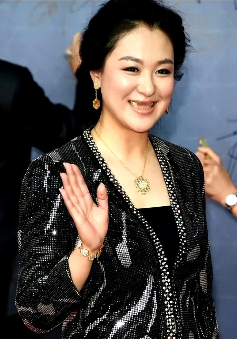 那场吻戏，她自己掏钱重拍了八遍。
不是为戏，是为把自己从废墟里拉出来。
《潜伏》