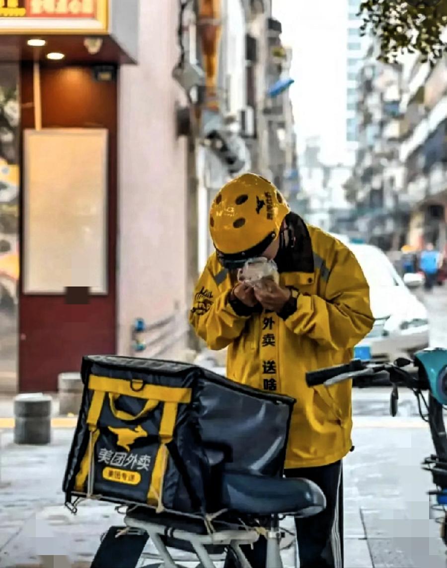 深夜猝死在公厕的外卖小哥，生前常工作至凌晨，家属索赔60万元遭拒，上海法院判了。