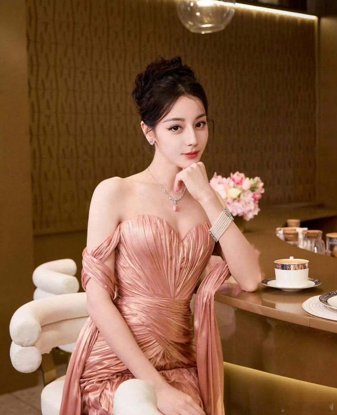 迪丽热巴和鞠婧祎谁的杂志卖的更火爆？ ​​​