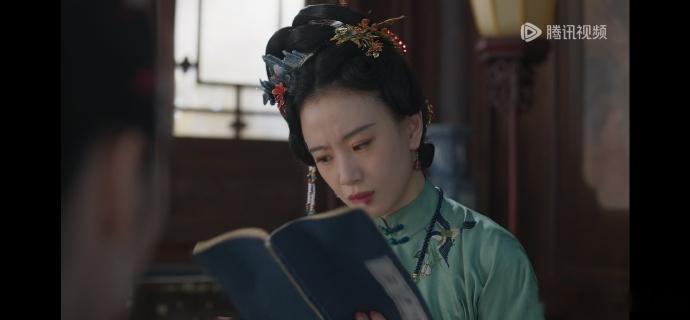 《兰香如故》里有一个很硬的bug。李梦饰演的大奶奶不识字，剧里解释因为她家人崇尚