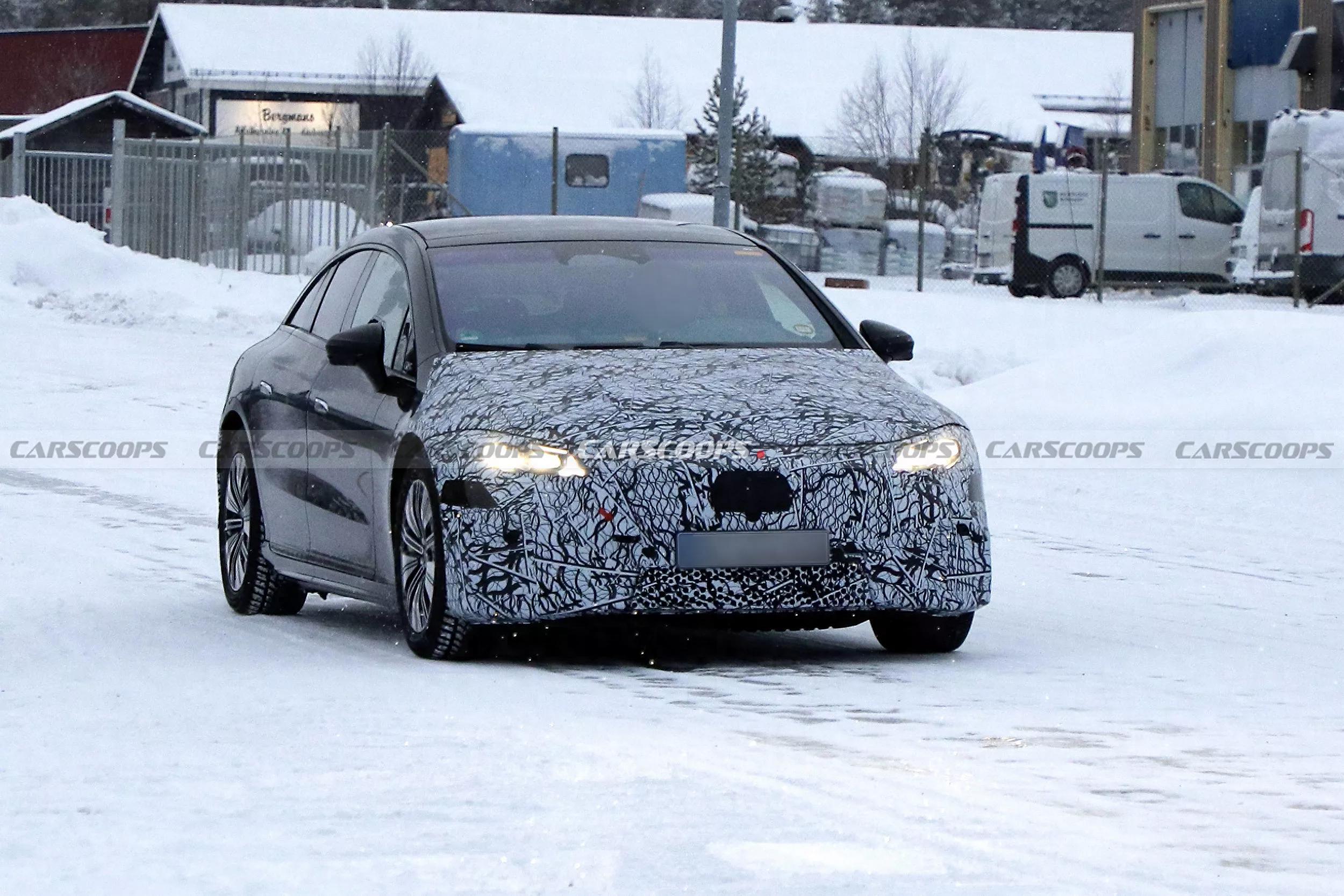 新款梅赛德斯-奔驰EQS谍照曝光，处于冬季测试和严密伪装之下，外观细节有局部小调