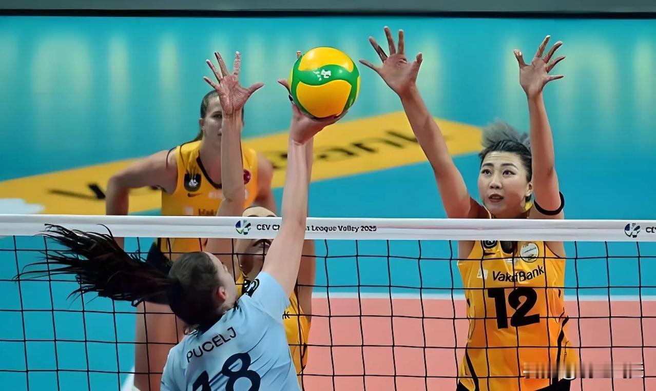 袁心玥在埃格努面前筑起中国长城
北京时间11月28日晚，CEV女排冠军联赛小组赛