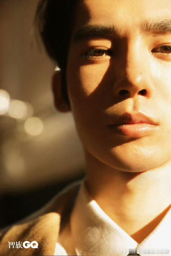 于适GQ香港11月封面预热，OMG[污][污][污]继五大男刊满贯之后，第一位出