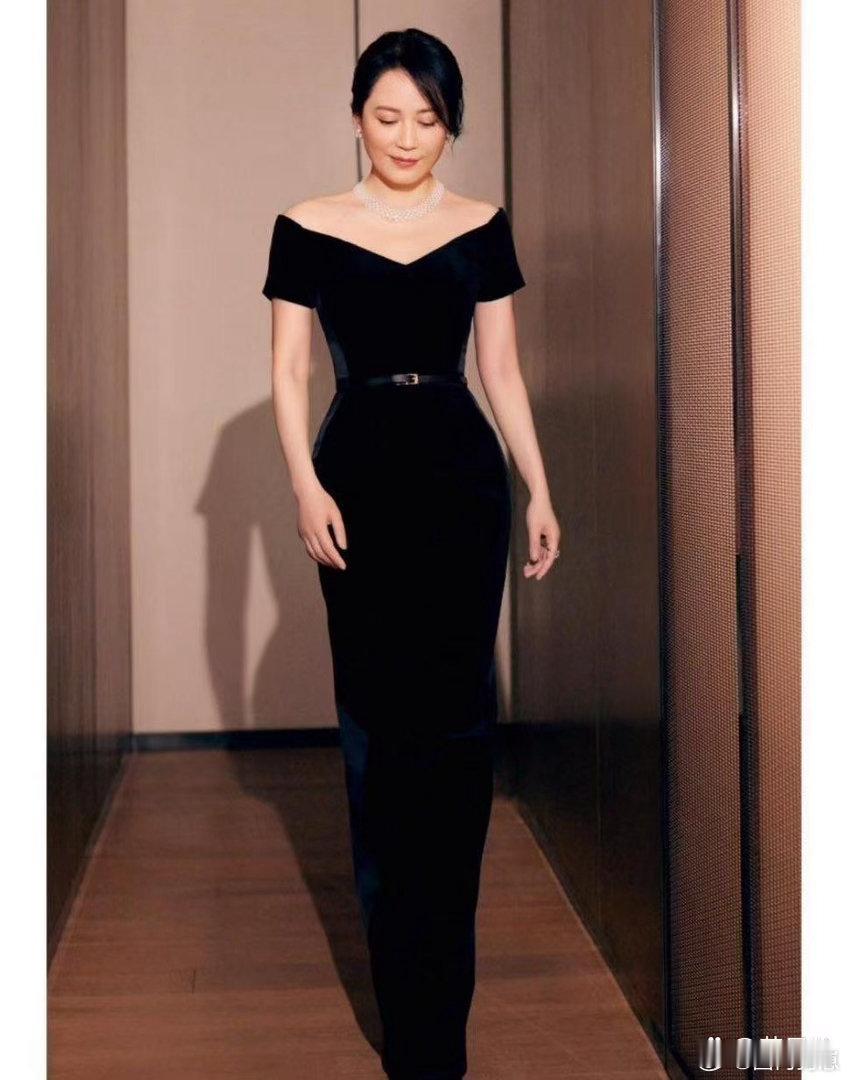 54岁俞飞鸿身姿丰腴曼妙，紧身露肩裙勾勒曲线，成熟高级的性感氛围感拉满。 