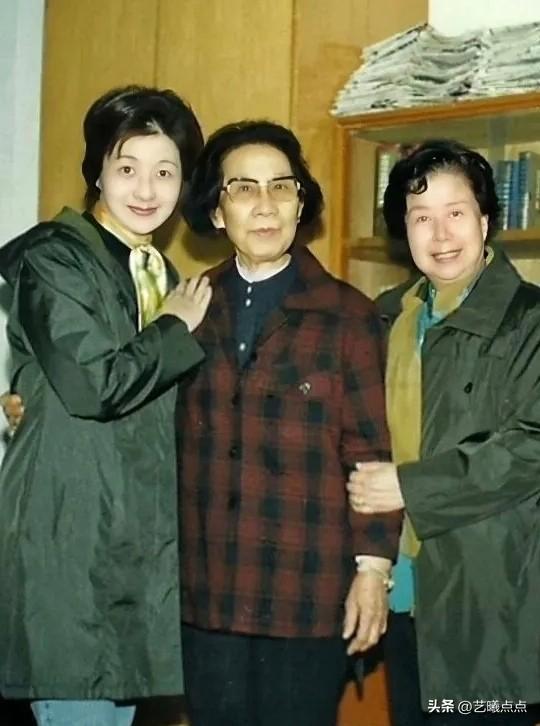 越剧大师袁雪芬开创了越剧重要艺术流派“袁派”。
戚雅仙早年学习袁派，后来依据自身