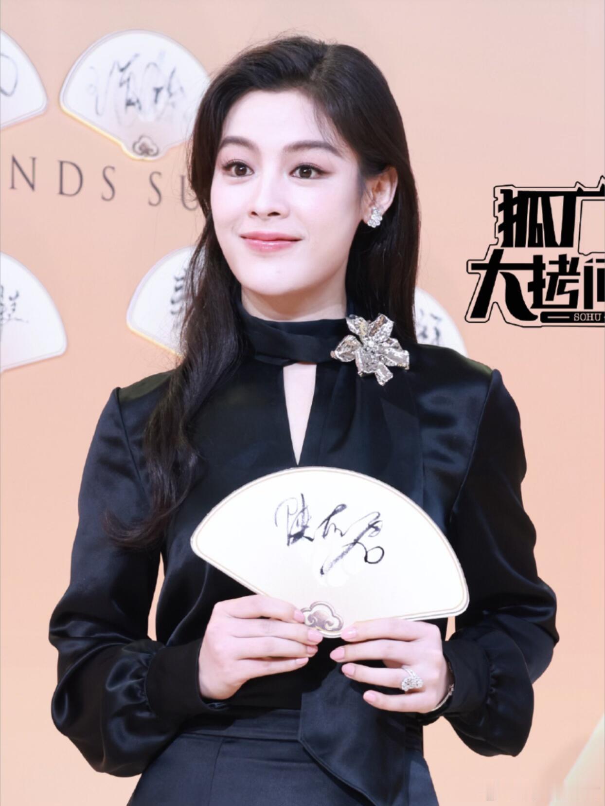时尚中国之夜怼脸生图刚刚结束红毯，来看看你喜欢谁的造型？黄晓明、邓亚萍、苏翊鸣、