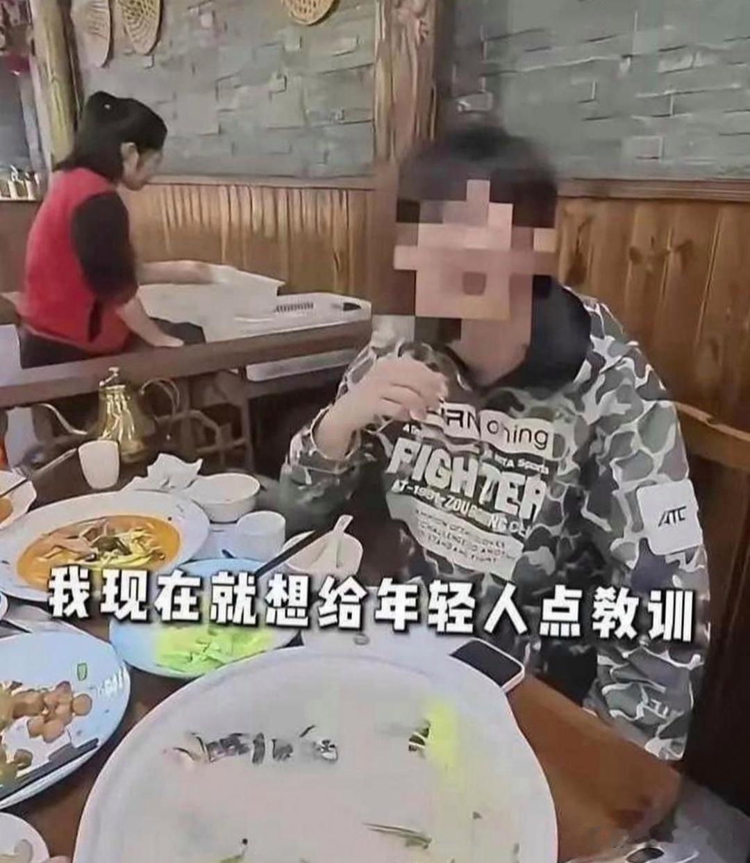 近日，网传某饭店发生了一起令人咋舌的“教训”事件。一位年轻服务员误将一份价值12