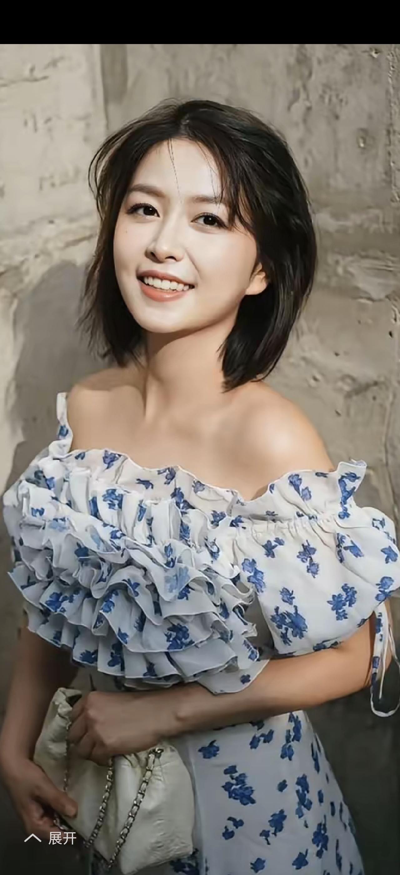 春风吹又生。远芳侵古道，晴翠接荒城。又送王孙去，萋萋满别情。