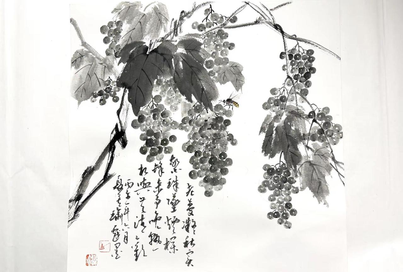 《题墨葡萄》--池塘顽童。《题墨葡萄》--池塘顽童老蔓凝秋实，繁珠坠短栏。蜂来争