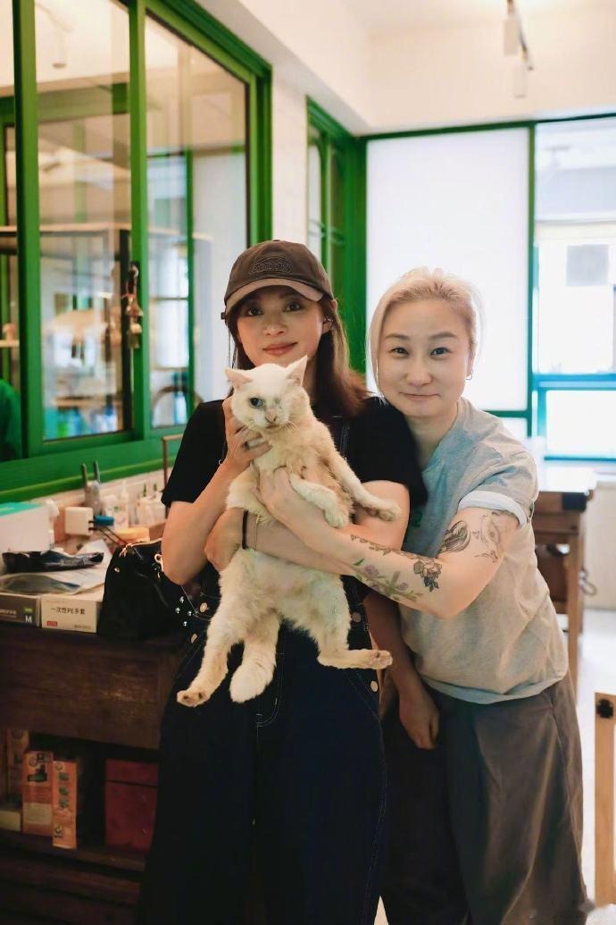 孙俪晒与猫猫合照孙俪说领养代替购买让爱不再流浪孙俪晒的和猫猫合照，她倡导领养代替