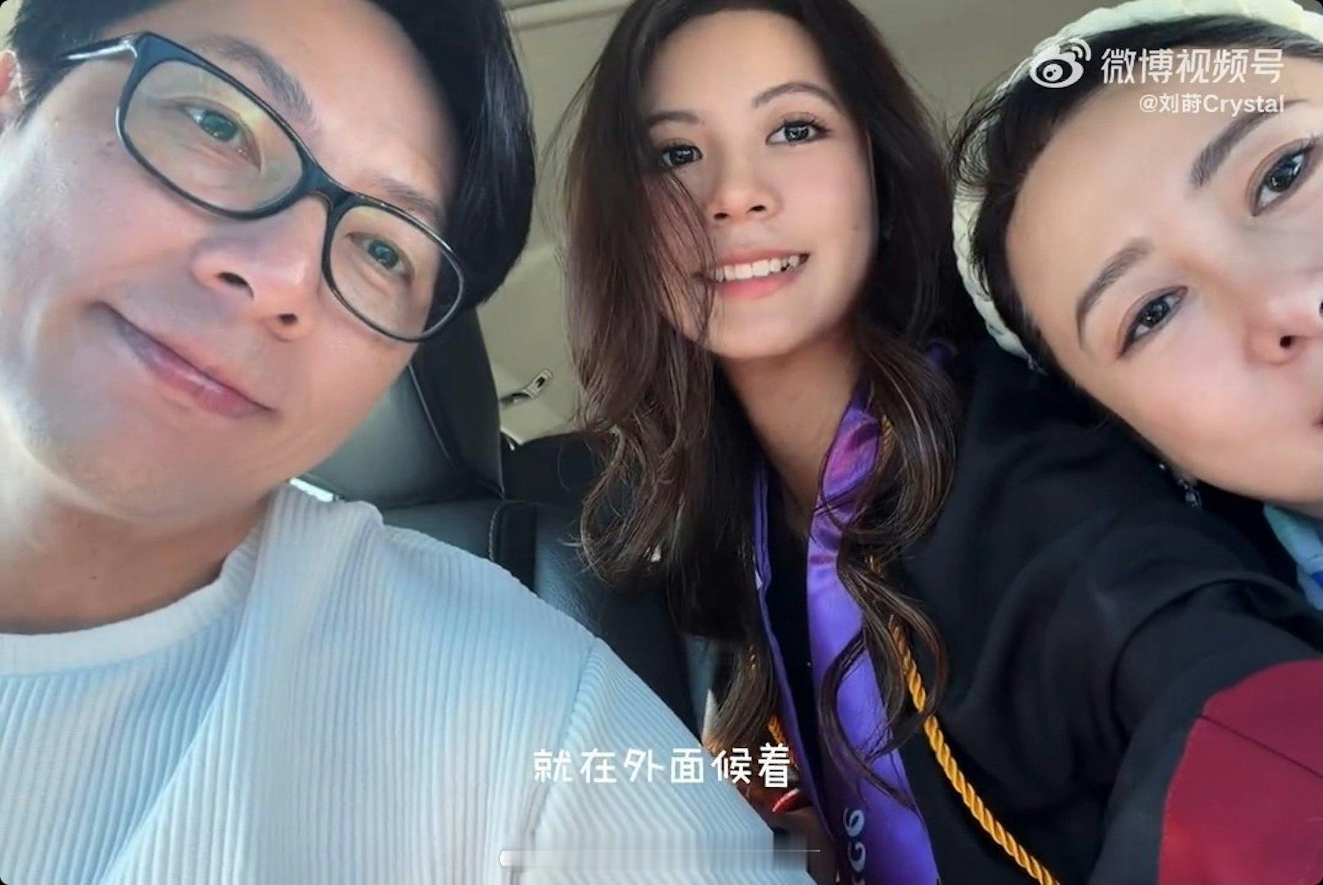 翁虹55岁丈夫和18岁女儿比拼深蹲，专业健身出身体能碾压女儿翁虹一家日常充满活力