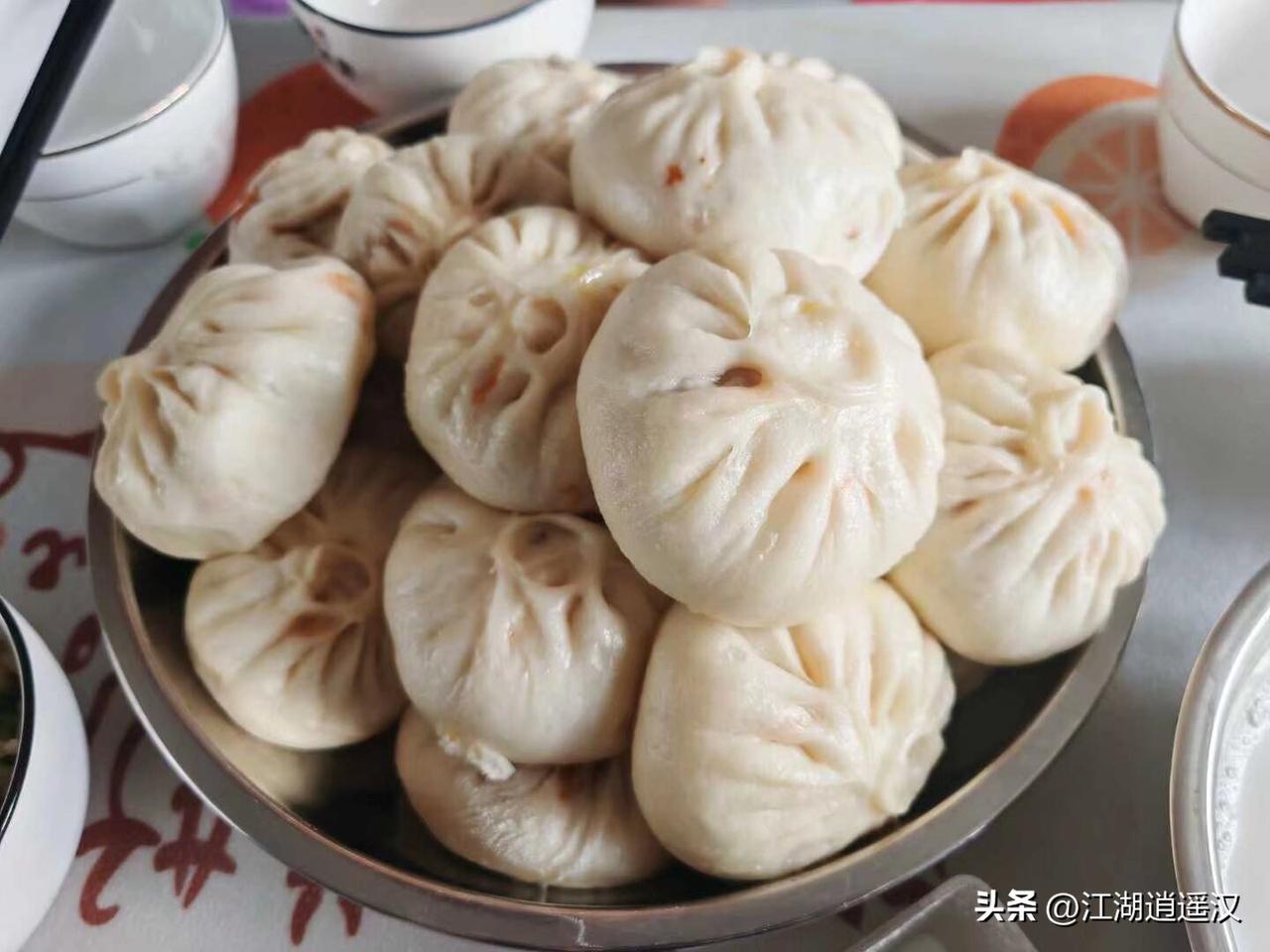 清晨的快乐，是这一笼热气腾腾的包子给的。白白胖胖的包子堆得满满当当，掰开后红油馅