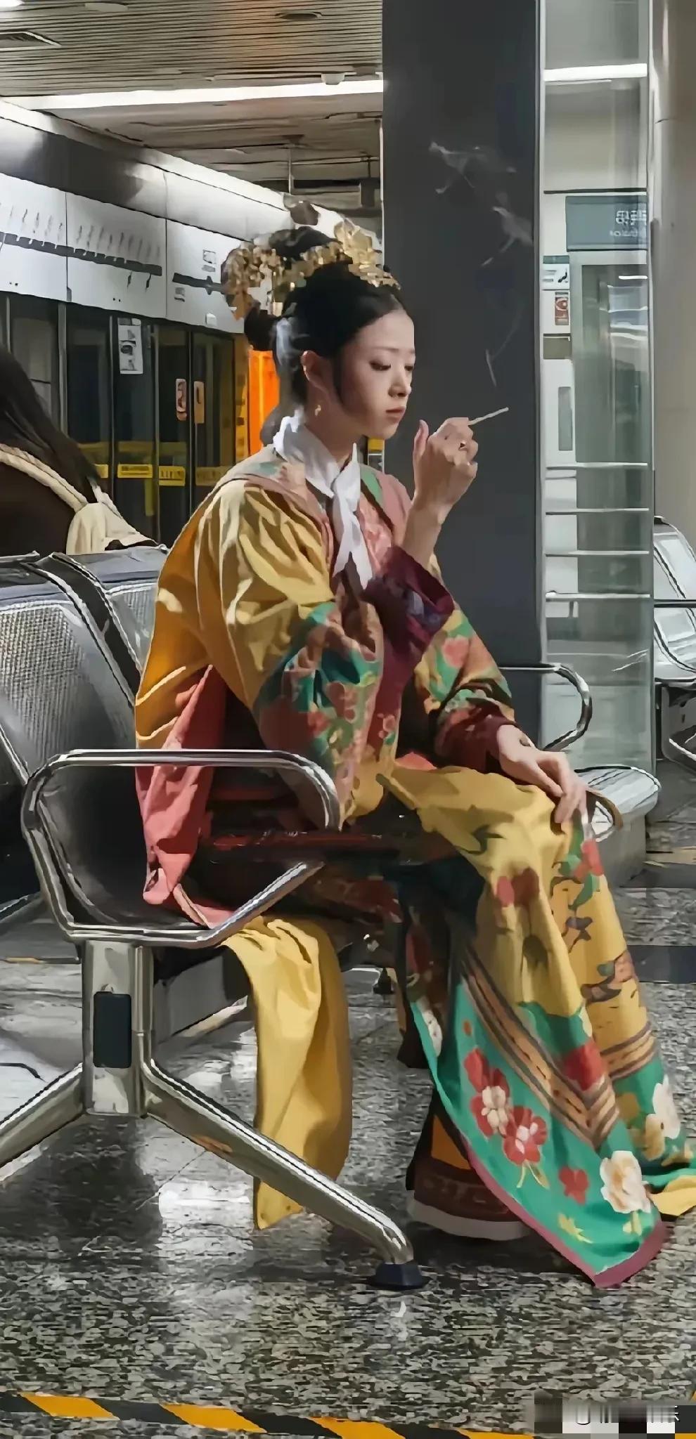 华妃娘娘这是走错片场了吗？
看起来心情还很烦闷，
抽烟动作那叫一个帅，
一副老娘