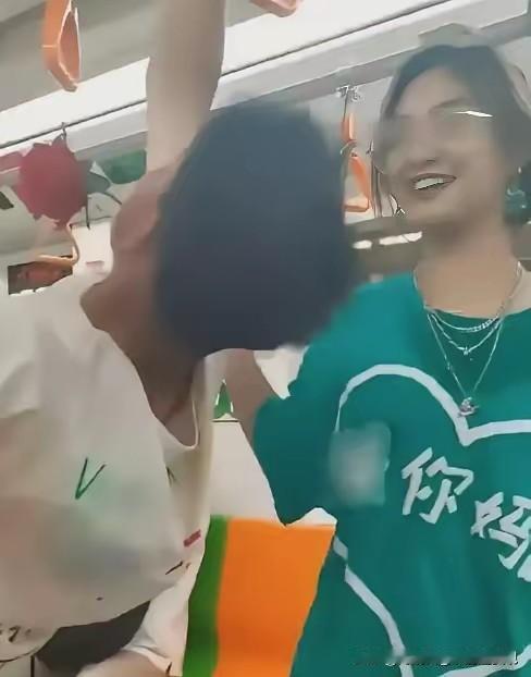 一个小姑娘竟然穿印着脏话的衣服，而且还是在公共场所，还谈笑风生。我真是服了，这样