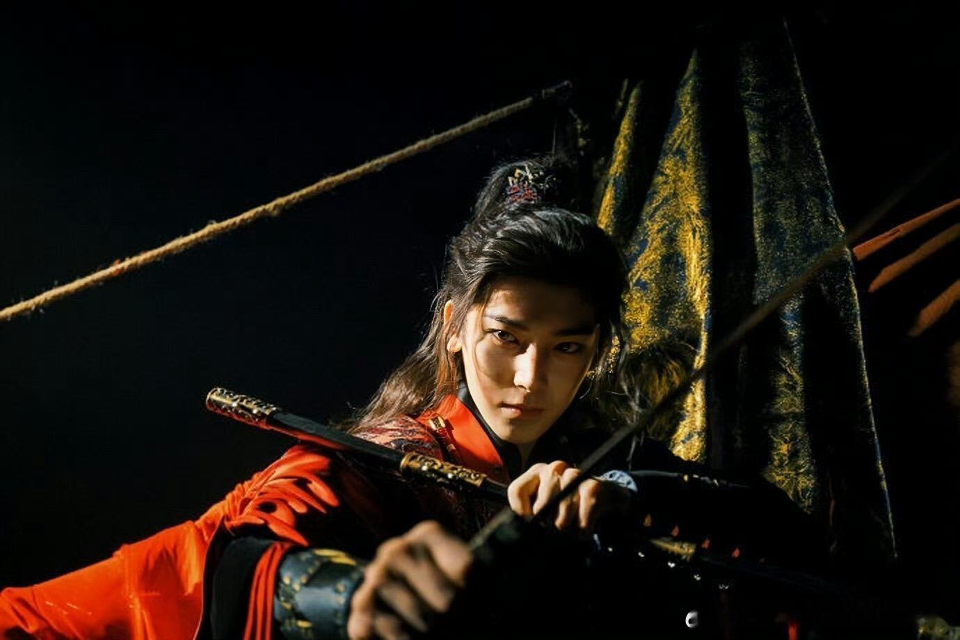 侯明昊演鲜衣怒马少年郎太对味了萧无衣适配度直接拉满，妥妥的少年将军既视感。束起高
