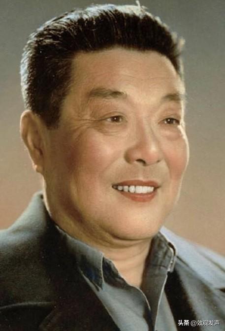 1917年，他出生于江苏昆山，祖籍山东曲阜，5岁丧母，家境贫寒，15岁就辍学打工