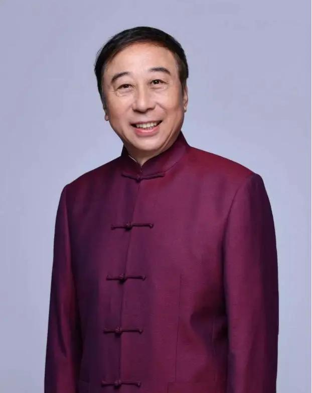 相声演员，冯巩，上过三十三次春晚，第三十四次，节目被拿下，顺理成章，冯巩回家过除