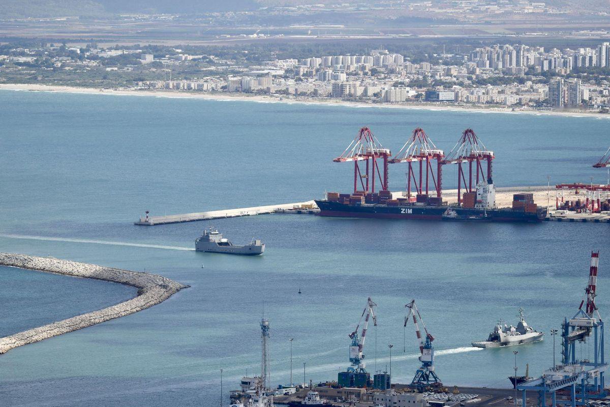 目前应该是以海上的封锁，代替了可能造成重大人员伤亡的地面战，这主要也尽显了美军在