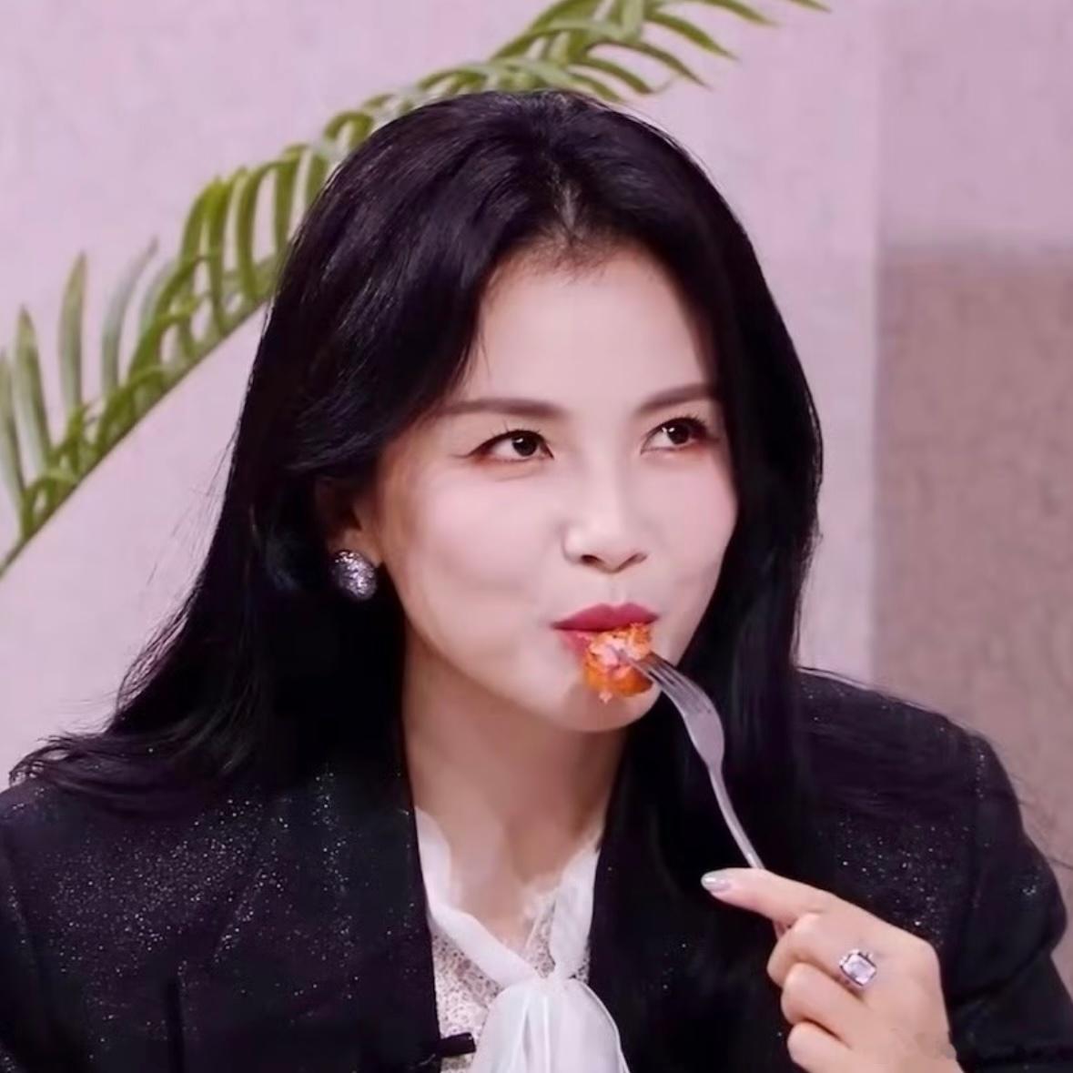 刘涛幻视过年疯狂夹菜的长辈百厨大战 过年被长辈疯狂夹菜的既视感扑面而来，刘涛上菜