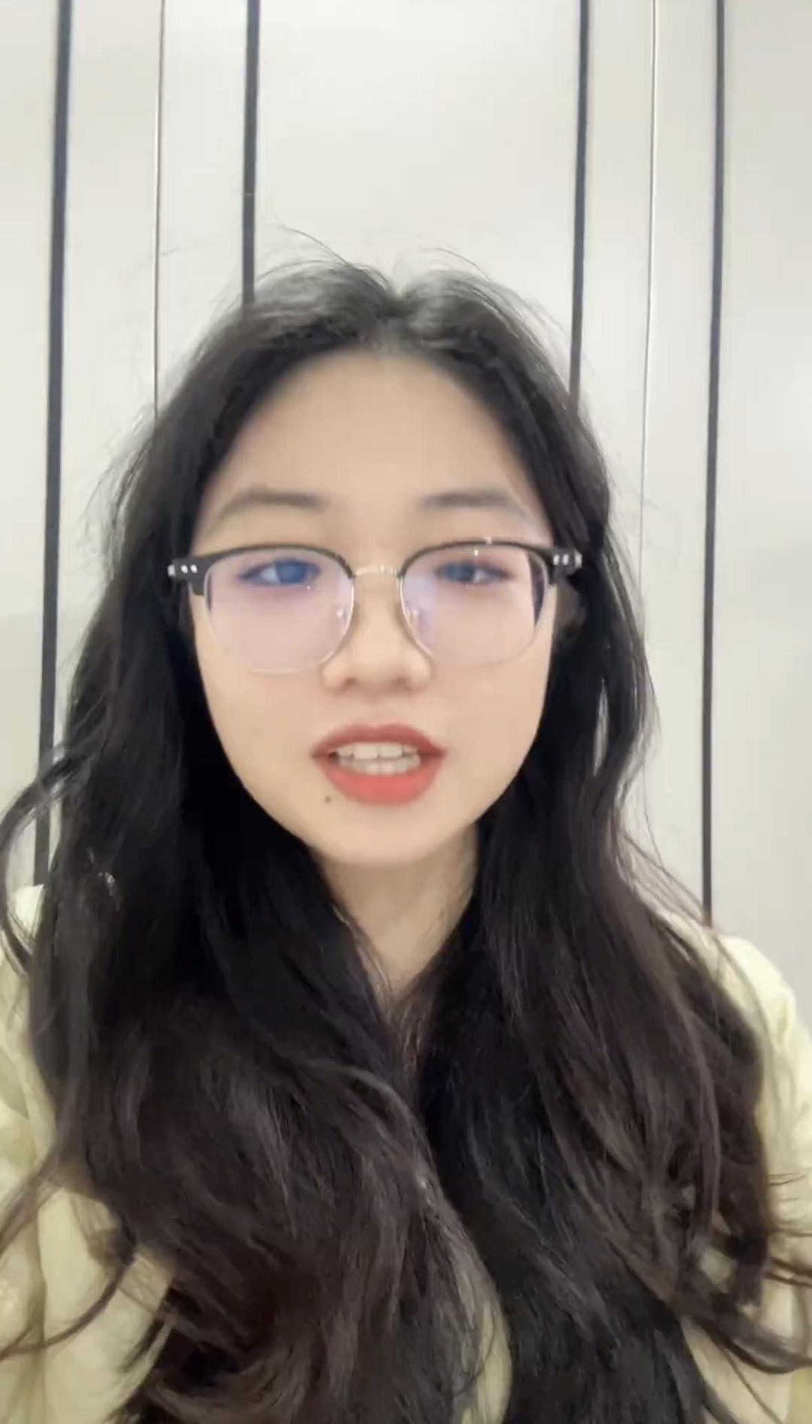 周周学姐替学弟学妹做秋招准备，介绍自己工作岗位AI产品经理。

周周学姐工作后好