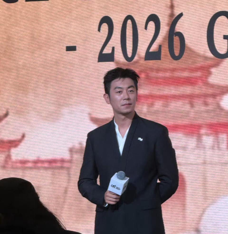 白宇与朱亚文同框，恰似高干文学画卷徐徐展开。肩宽腿长勾勒出完美轮廓，儒雅气质于人