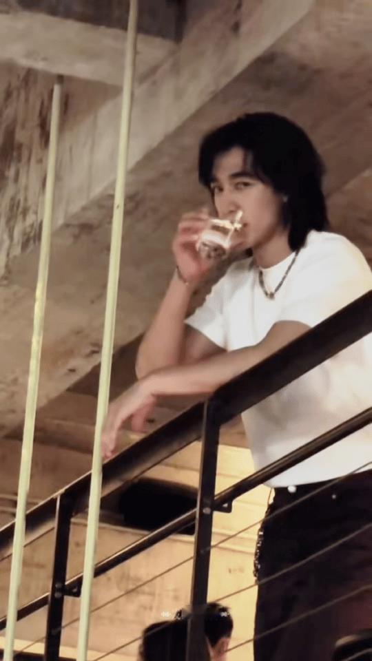 此沙 高端的食材往往只需一件纯白T恤 家人们谁懂啊！此沙就像那高端食材，一件纯白