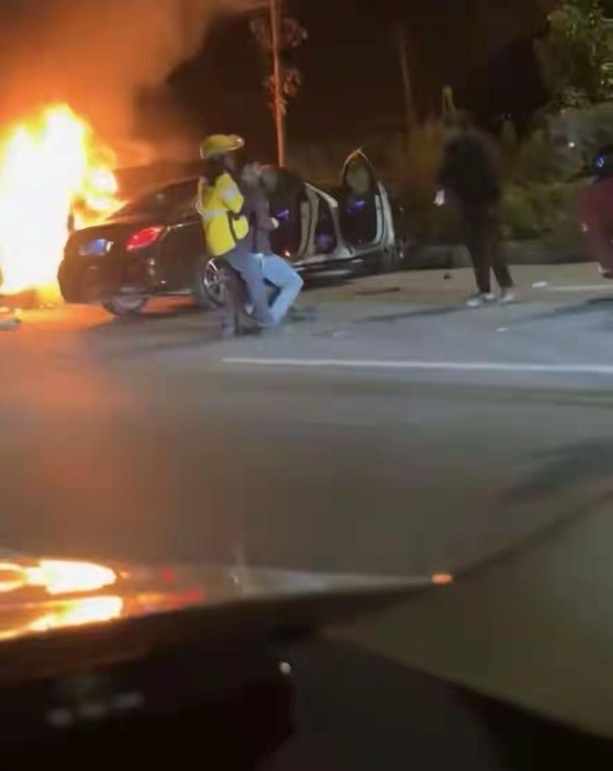 11月16日凌晨，湖南省邵东市老火车站附近，一起突发车祸打破了夜色的沉寂。一辆小