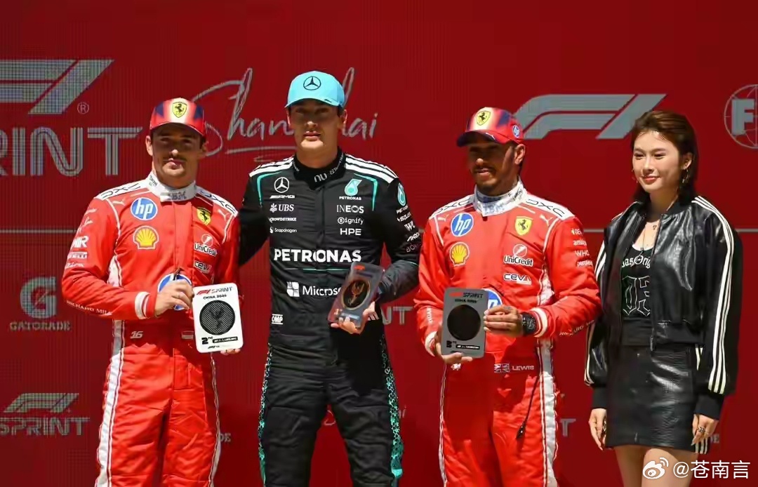 吴艳妮为拉塞尔颁奖拉塞尔驾驶梅赛德斯W17赛车全程领跑，斩获职业生涯首座中国站冲