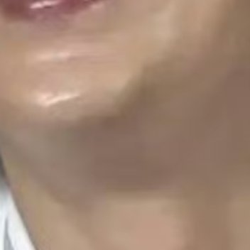 金善禹一人抹一下油擦擦脸 