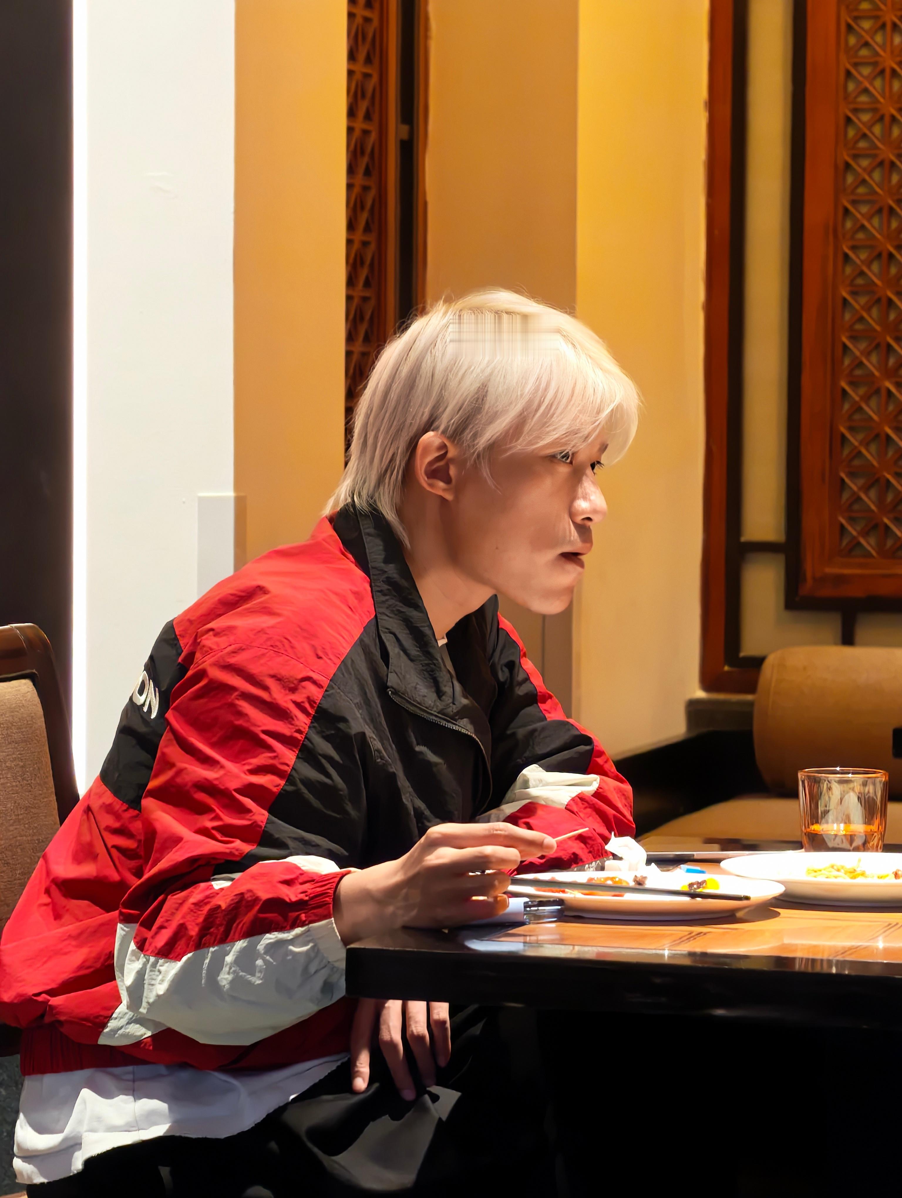明天要沉浸式体验下理想L8 livis，为了让我更沉浸，想子还安排我和“带盐人”