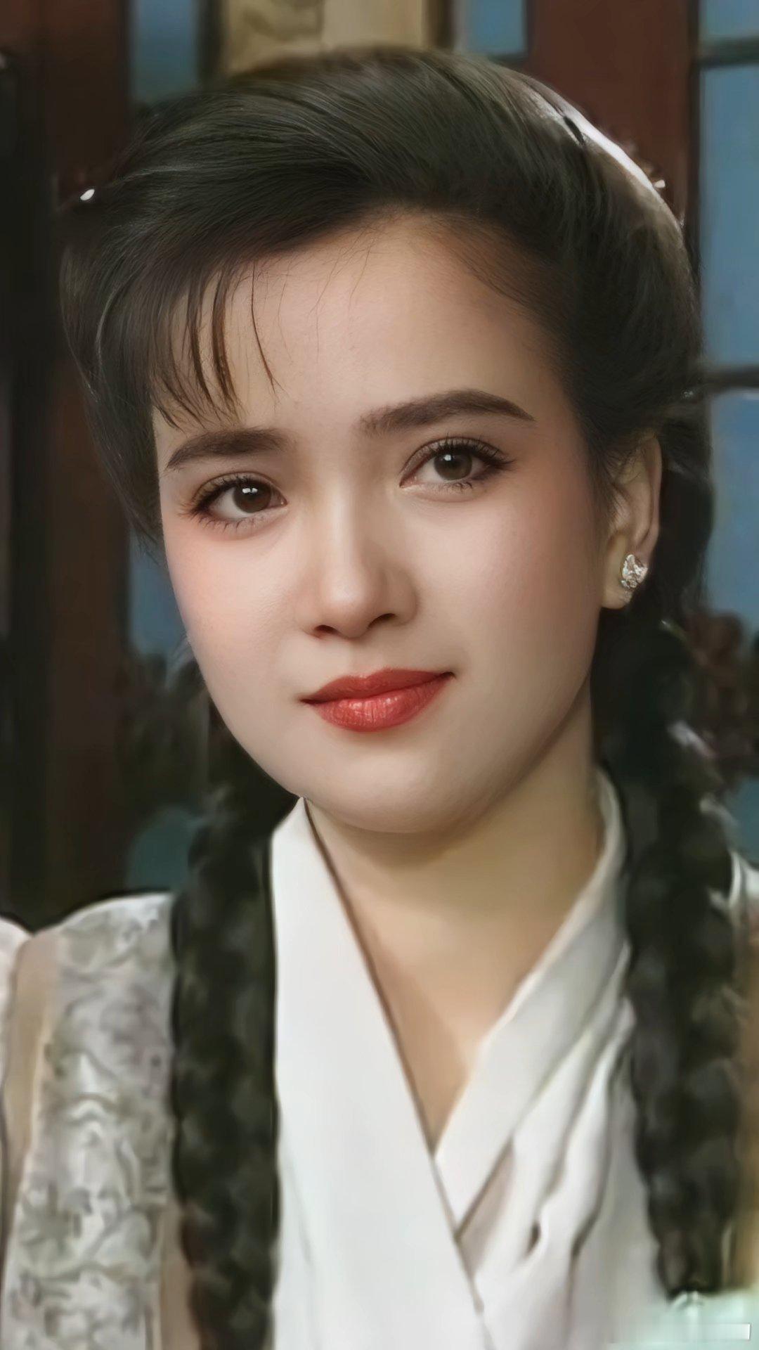 还有《青青河边草》，让我知道，原来民国装扮也可以这么有气质！ 