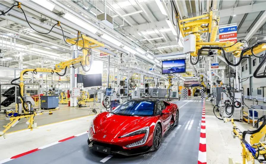 【仰望U9首批客户交付车正式下线 即将开启批量交付】日前，仰望销售事业部总经理胡