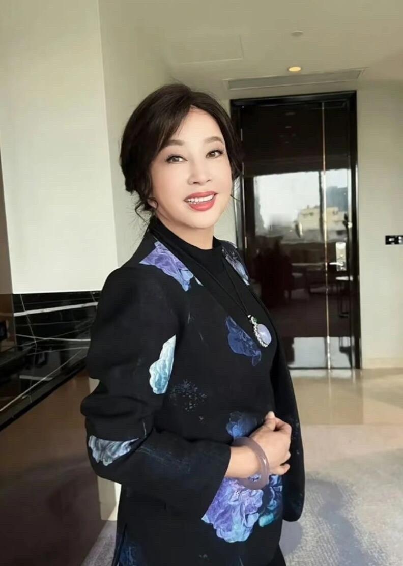 庆姐说过在家都害怕房子周围不安全感。
太多明星深受其扰，并且道德绑架因为是公众人