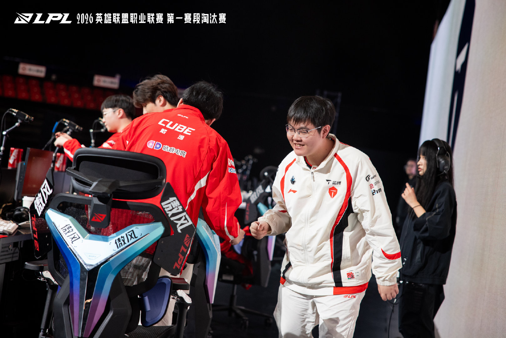 LPL发布TES赛后返图：凝心共进，并肩向前