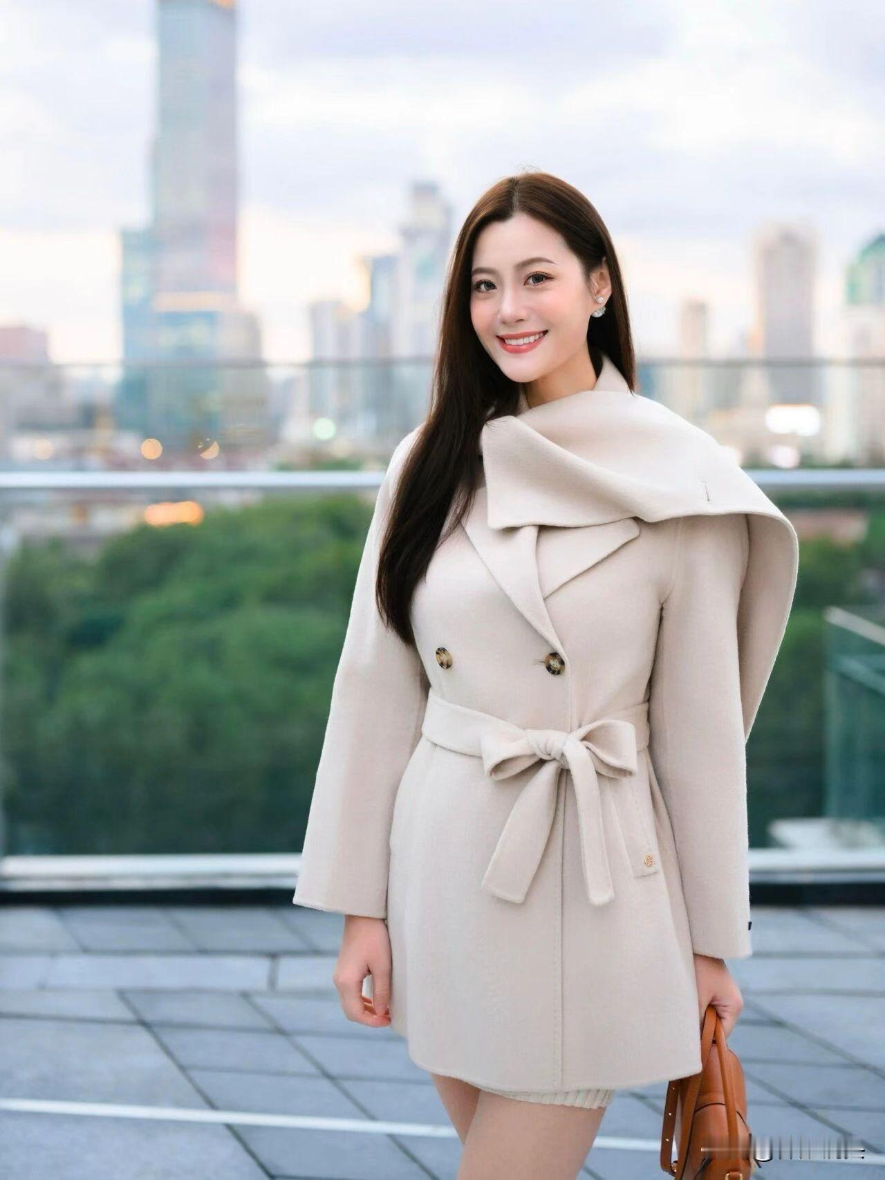 都市优雅风，米色大衣搭配，都市女孩的时尚穿搭