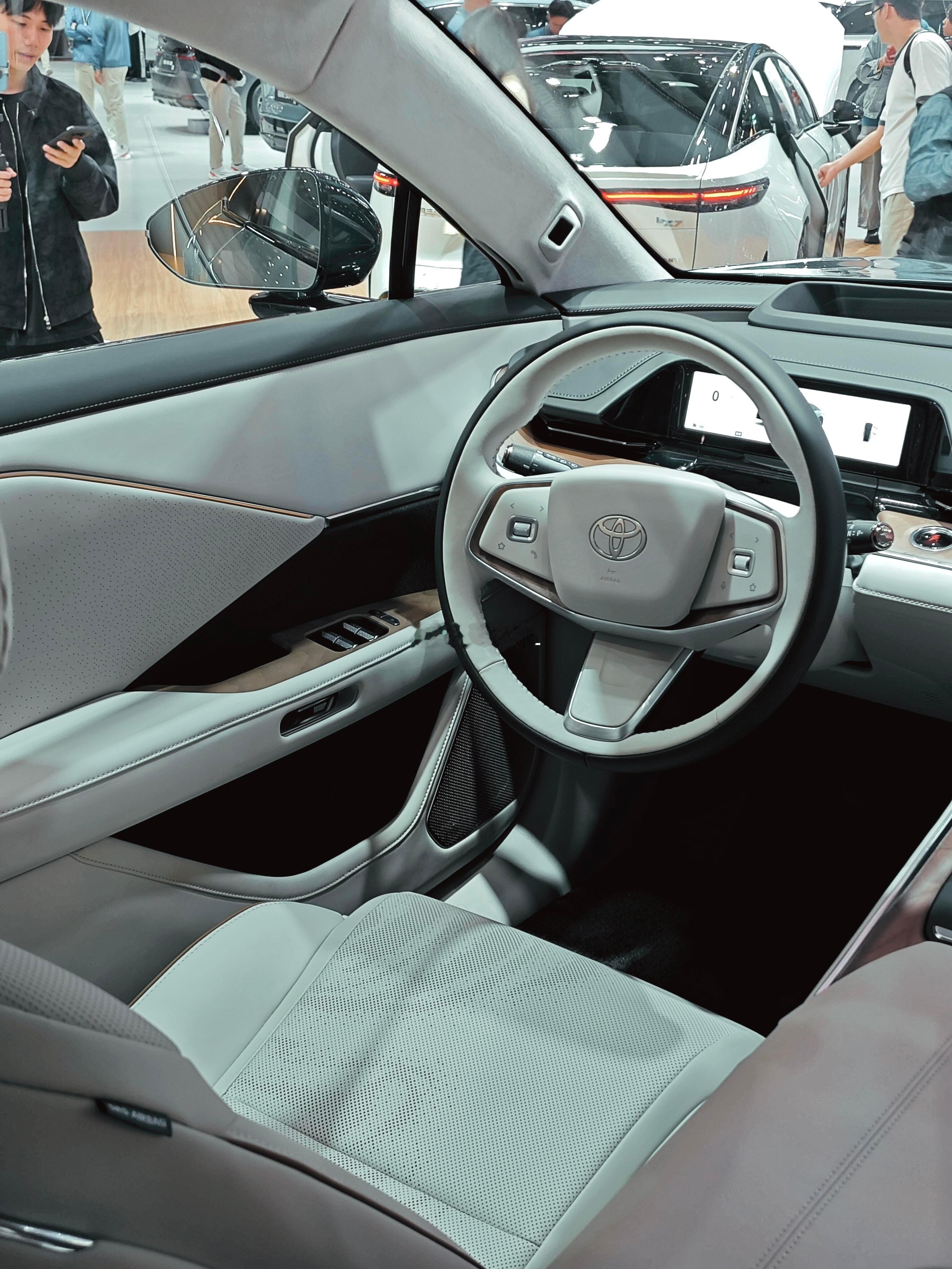 铂智7的车内没有太多复杂的按钮，设计得很清爽，但该有的科技感和质感一点没少，看起