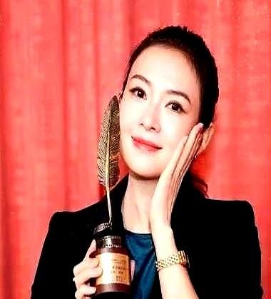 章子怡刚在资本圈杀了个回马枪，转头就盯上了沈腾中东炒菜的锅铲。

她连发动态死磕