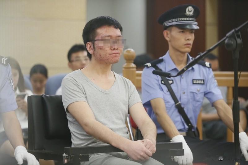 妻子与前男友车上睡觉男子砸车窗获刑 妻子和前男友在车里睡觉，男子砸车窗被判刑，河