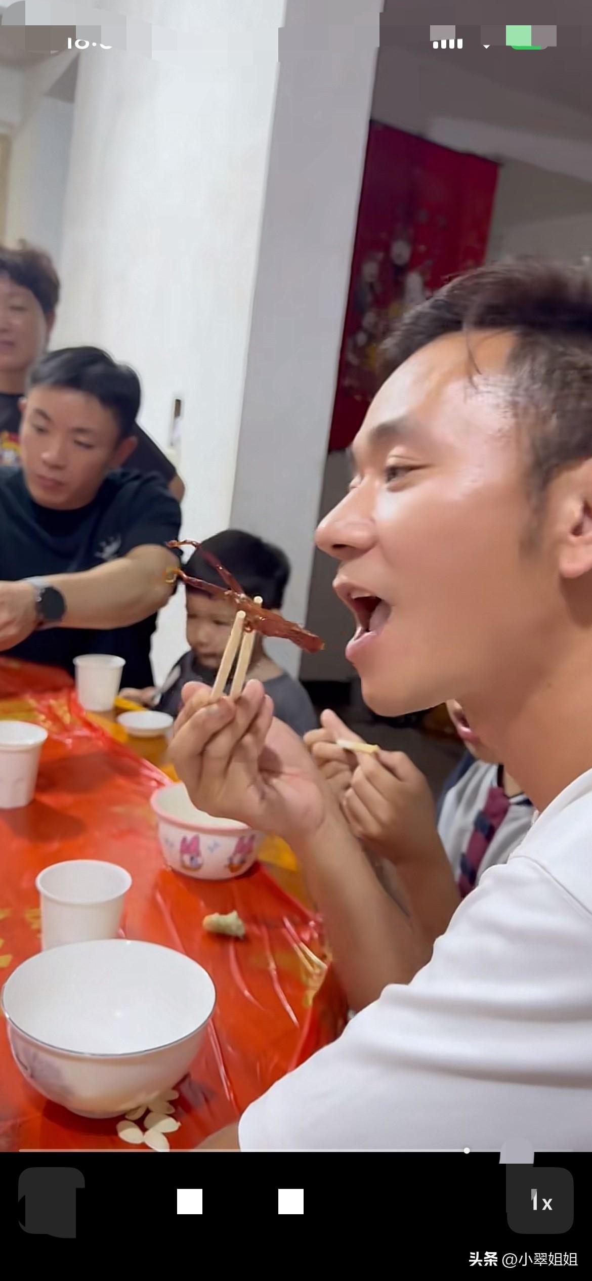 厉怀远和妈妈回到姥姥家过中秋节了！一家人聚在一起，厉怀远心中有无限感慨！和妈妈，