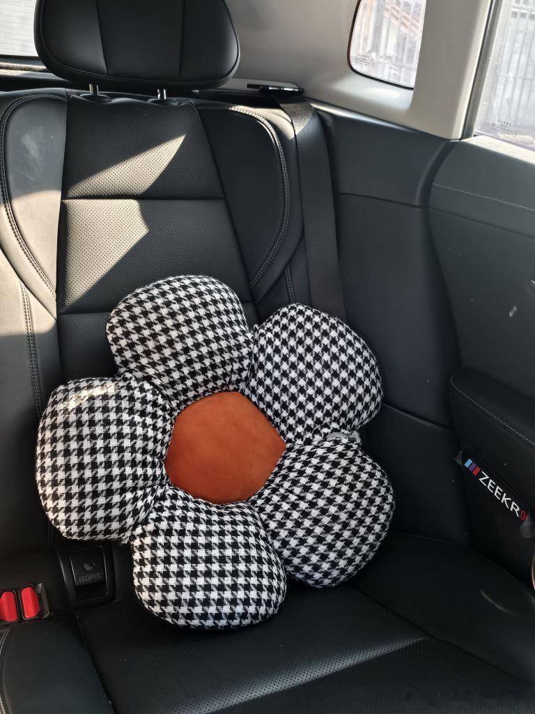 每天接送女儿上学成了我们的专属亲子时间。她最爱用副驾屏看动画片，而我则享受着极氪