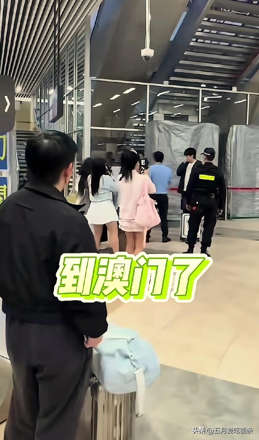 这张照片真的大头真的好尴尬啊，孤零零现在角落，一堆人围着，安保小哥和机场工作人员