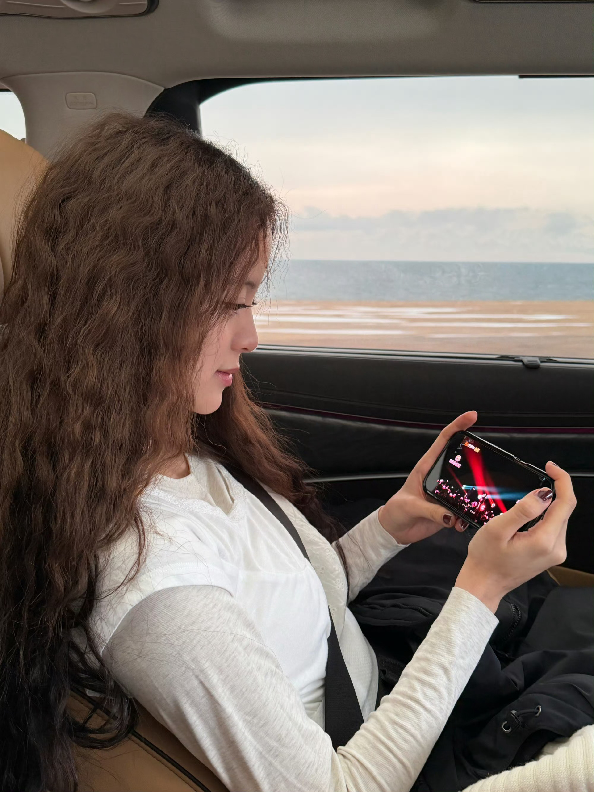 欧阳娜娜 老自看老己欧阳娜娜在车里看自己《声生不息 》的舞台，让人忍不住想到了那