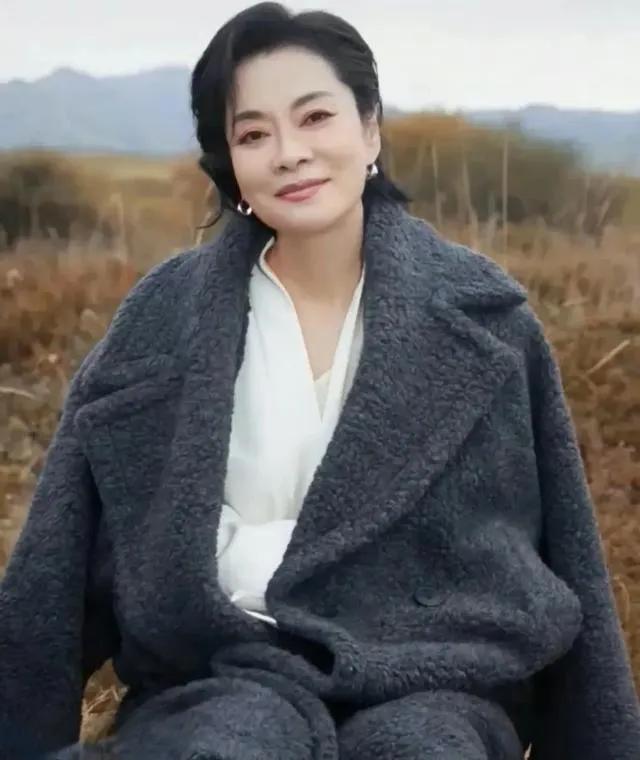 毛阿敏，四肢发达，演唱时露出玉臂、天鹅颈，眉清目秀，含情脉脉，鼻不现孔，口阔歌甜