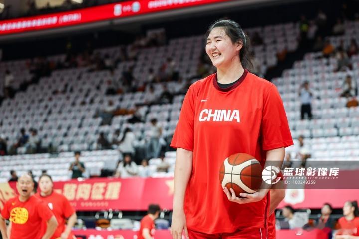 【美国女篮主帅点评张子宇】女篮世界杯小组赛，美国女篮94-61战胜中国女篮。赛后