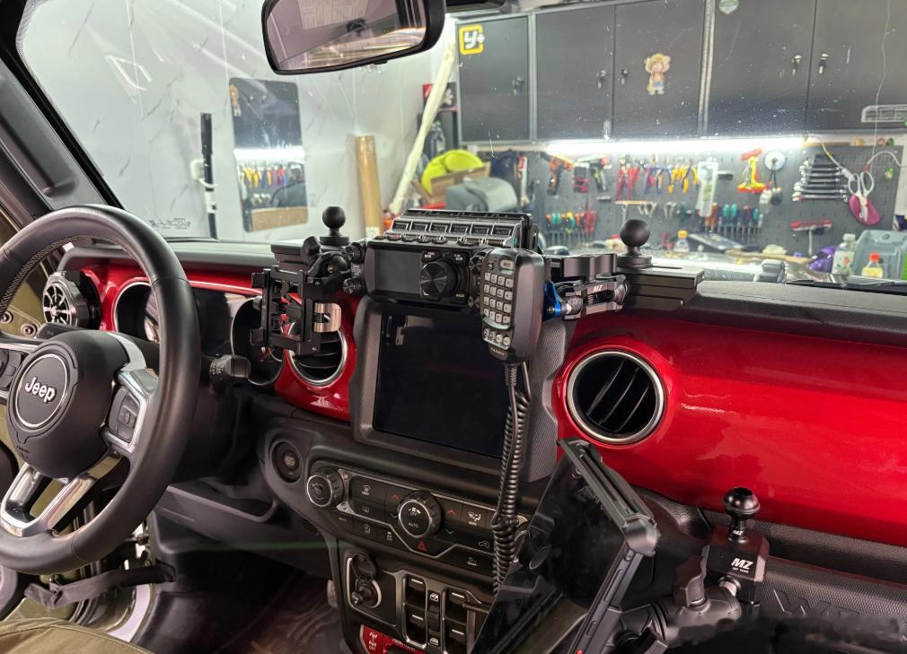 硬汉标配 = jeep + 八重洲 + 车尾天线！ ​​​