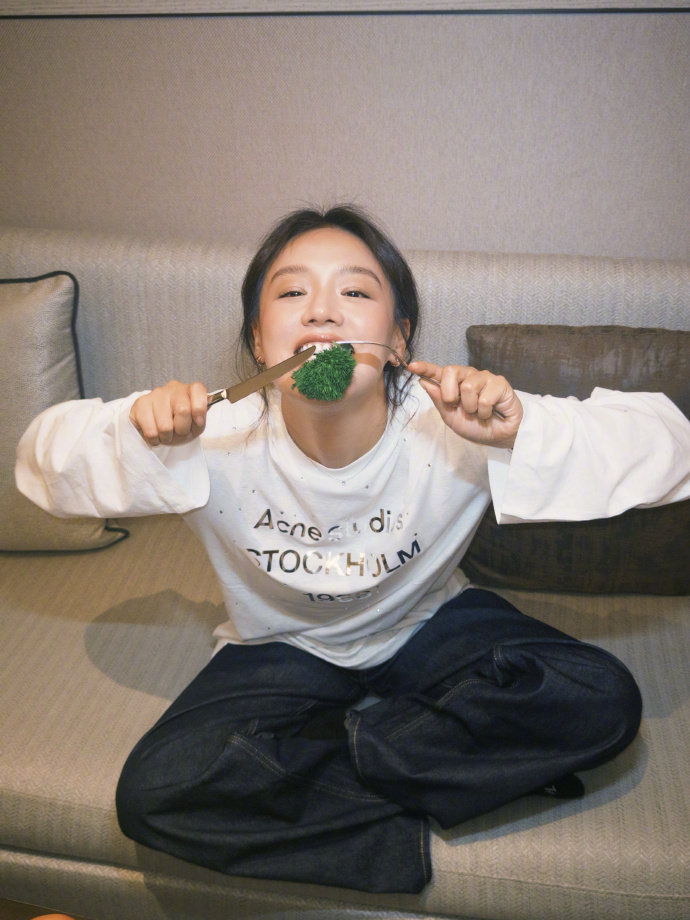 马思纯笑声藏在镜头里马思纯的VOGUE花絮照 马思纯的VOGUE花絮照，是笑声藏