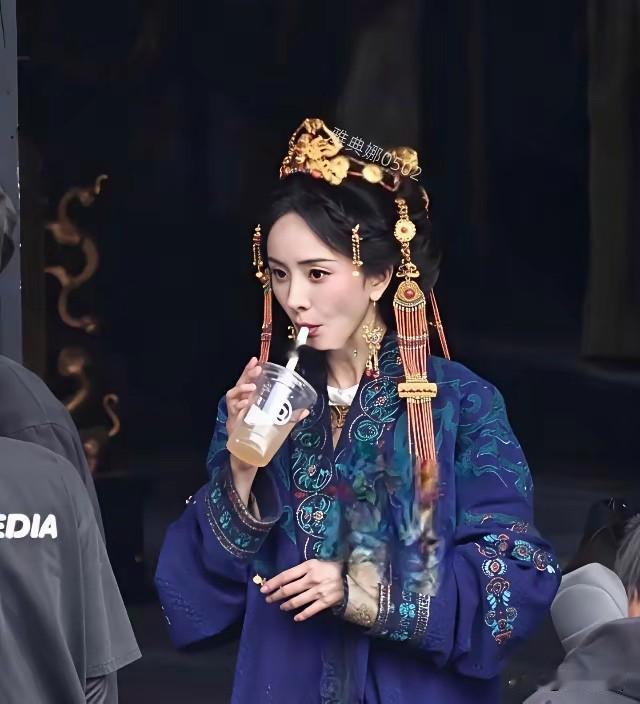 库迪笑醒了，找大幂幂代言没白花钱。大幂幂在公共场合直接喝他们家的饮品，是真喝，还
